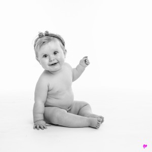 photo-studio-portrait-bebe-9mois-gers-bernede-noir-et-blanc-nu